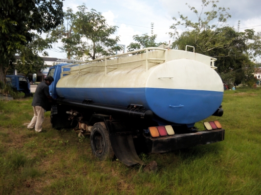 ขายรถบรรทุก 6 ล้อน้ำมัน ISUZU NPR 115 แรงม้า ถังบรรจุมี 3 ห้อง ราคา 450000