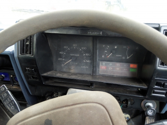 ขายรถบรรทุก 6 ล้อน้ำมัน ISUZU NPR 115 แรงม้า ถังบรรจุมี 3 ห้อง ราคา 450000