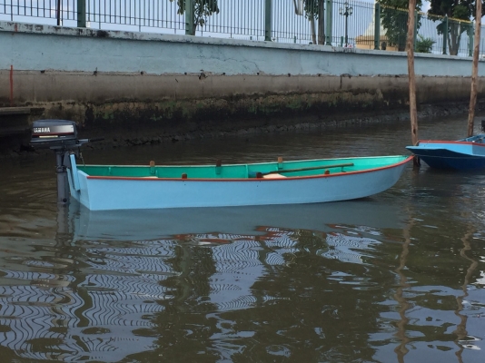 (ลดกระหน่ำ ต้อนรับปีใหม่) ขายเรือไม้ ต่อใหม่ หุ้มไฟเบอร์ 2 ชั้นทั้งด้านในและด้านนอก ยาว 12 ฟุตพร้อมเครื่อง Yamaha สภาพดี พร้อมใช้ 5 แรง