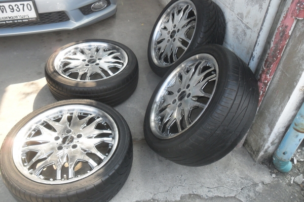 ล้อแม็ก18นิ้ว5รู114 พร้อมยาง สวยๆ 4 ล้อ ราคา 7900 บาท