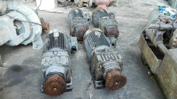 ** เหลือ 3 ตัวครับ ** มอเตอร์เกียร์ SEW Eurodrive 7.5 HP. 380V. ทด 1:12.70 เพลาออก 113 RPM. มี 4 ตัว วิ่งเงียบพร้อมใช้