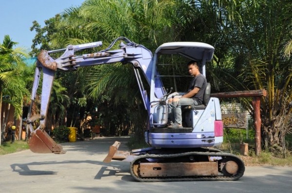 ขายแบคโฮ KOMATSU PC28uu (เท่าpc30) ปีใหม่ สวยเดิมจากญี่ปุ่น ทำงานสมบูรณ์ทุกระบบ รับรองไม่ผิดหวัง 250,000 เท่านั้น!!