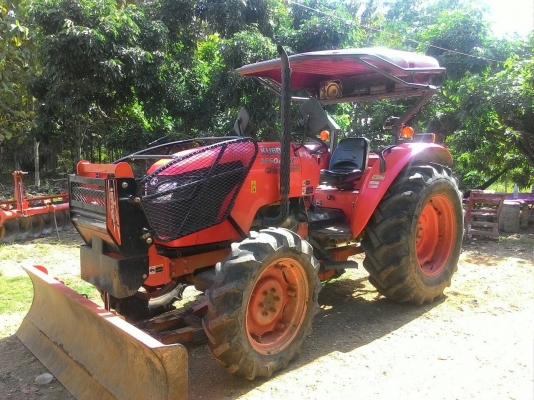 ขายรถไถ KUBOTA M 6040 สภาพดีเดิมๆพร้อมใช้งาน อุปกรณ์ครบ 2 ชิ้นมีพร้อมดันหน้า และผานพรวน