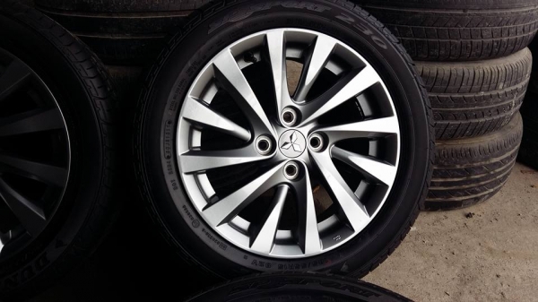 ขายล้อแม็กป้ายแดง mitsu attrage 15" ยางปี15 สนใจติดต่อ ตาเล็ก ล้อและยาง ครับ 081-3747940