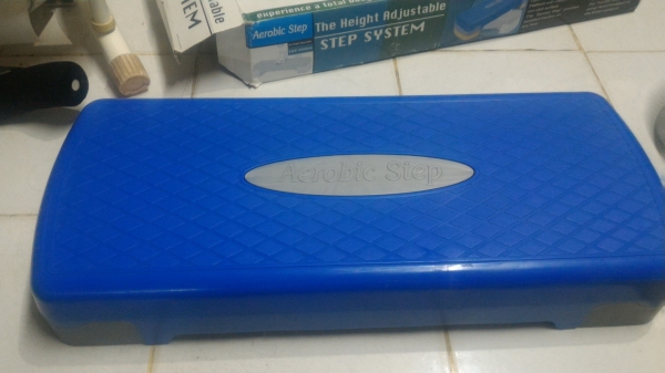 Aerobic  Step แท่นอุปกรณ์ใช้ในการออกกำลังกายตัวใหญ๋  สามารถปรับความสูงต่ำได้ ตัวแท่นแข็งแรง