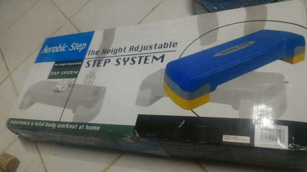 Aerobic  Step แท่นอุปกรณ์ใช้ในการออกกำลังกายตัวใหญ๋  สามารถปรับความสูงต่ำได้ ตัวแท่นแข็งแรง