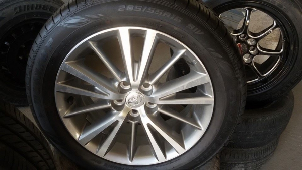 ขายล้อแม็กป้ายแดง toyota altis 16"พร้อมยางปี15 สนใจติดต่อตาเล็ก ล้อและยาง 081-3747940