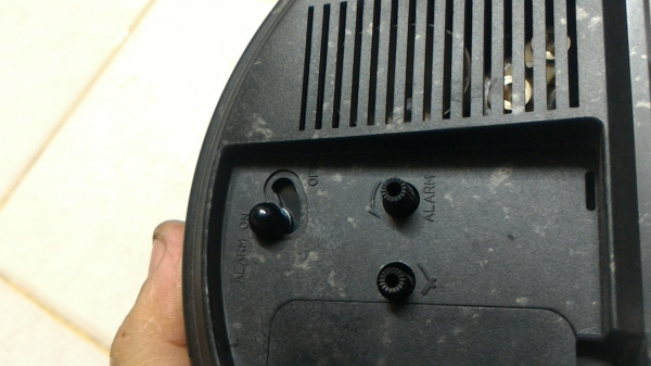 นาฬิกาปลุกตั้งโต็ะ CITIZEN แบบครึ่งวงกลมตัวค่อนข้างใหญ่  ผลิตจากญี่ปุ่น