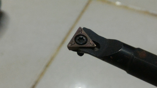 ด้านมีดคว้านเม็คมีดสามเหลี่ยม เหมาะกับรูคว้านขนาด 12 มม. ขึ้นไป