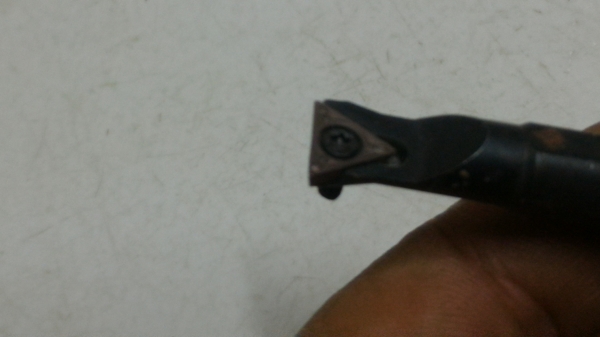 ด้านมีดคว้านเม็คมีดสามเหลี่ยม เหมาะกับรูคว้านขนาด 12 มม. ขึ้นไป