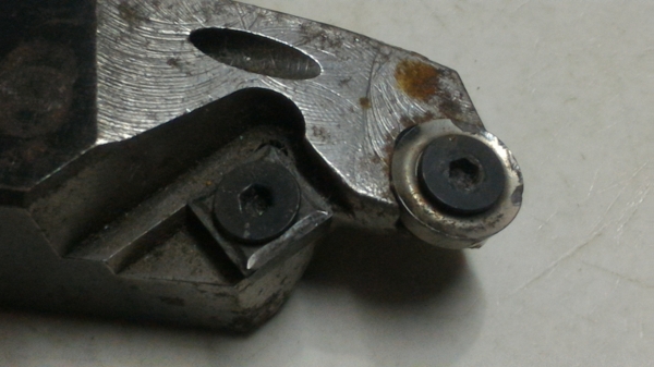 ด้ามมีดกลึ่งสองอัน มีมีดกลึ่งแต่งผึวและมีดกลึ่งลบมุม มีช่องฉีดน้ำหล่อเย็นเลี้ยงเวลากลึ่ง