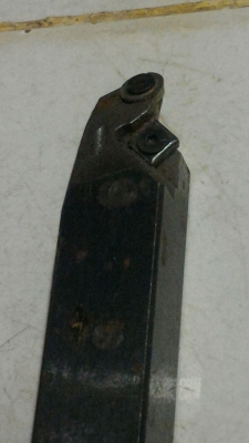 ด้ามมีดกลึ่งสองอัน มีมีดกลึ่งแต่งผึวและมีดกลึ่งลบมุม มีช่องฉีดน้ำหล่อเย็นเลี้ยงเวลากลึ่ง