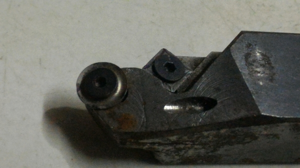 ด้ามมีดกลึ่งสองอัน มีมีดกลึ่งแต่งผึวและมีดกลึ่งลบมุม มีช่องฉีดน้ำหล่อเย็นเลี้ยงเวลากลึ่ง