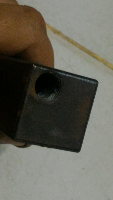 ด้ามมีดกลึ่งสองอัน มีมีดกลึ่งแต่งผึวและมีดกลึ่งลบมุม มีช่องฉีดน้ำหล่อเย็นเลี้ยงเวลากลึ่ง