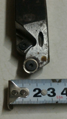 ด้ามมีดกลึ่งสองอัน มีมีดกลึ่งแต่งผึวและมีดกลึ่งลบมุม มีช่องฉีดน้ำหล่อเย็นเลี้ยงเวลากลึ่ง