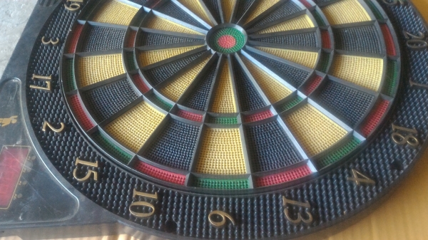 กระดานปาเป้าอิเลคทรอนิกส์ มีตัวเลขบอกคะแนนที่ได้ และเสียงใข้พลังงานจากถ่านหรือเสียบหม้อแปลงได้ กระดานใข้กับลูกดอกแบบปลายพลาสติก