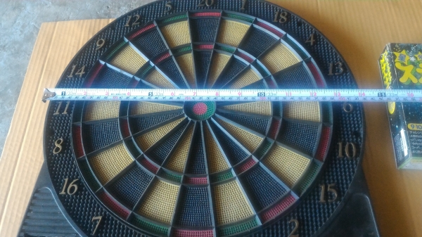 กระดานปาเป้าอิเลคทรอนิกส์ มีตัวเลขบอกคะแนนที่ได้ และเสียงใข้พลังงานจากถ่านหรือเสียบหม้อแปลงได้ กระดานใข้กับลูกดอกแบบปลายพลาสติก