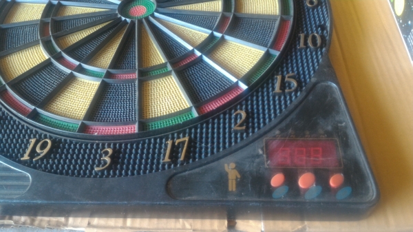 กระดานปาเป้าอิเลคทรอนิกส์ มีตัวเลขบอกคะแนนที่ได้ และเสียงใข้พลังงานจากถ่านหรือเสียบหม้อแปลงได้ กระดานใข้กับลูกดอกแบบปลายพลาสติก