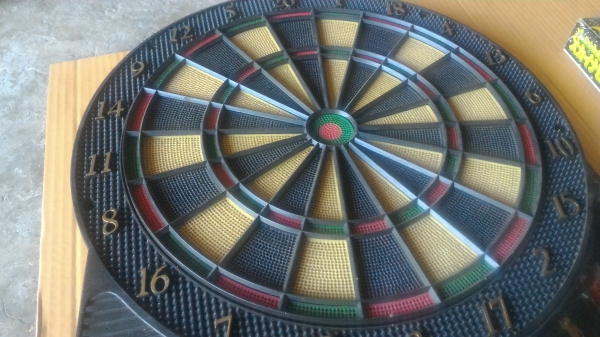 กระดานปาเป้าอิเลคทรอนิกส์ มีตัวเลขบอกคะแนนที่ได้ และเสียงใข้พลังงานจากถ่านหรือเสียบหม้อแปลงได้ กระดานใข้กับลูกดอกแบบปลายพลาสติก