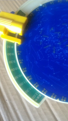 กระดานแผ่นที่ดาว Benesse มีแผ่นเปลี่ยนดูดาวมีไฟส่องจากข้างล่างจะเหมือนจริง