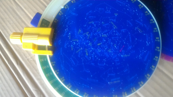 กระดานแผ่นที่ดาว Benesse มีแผ่นเปลี่ยนดูดาวมีไฟส่องจากข้างล่างจะเหมือนจริง