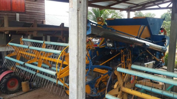 ขายรถเกี่ยว เกษตรพัฒนา230เทอร์โบว์ ช่วงล่าง10ปั๊มไดกิ้น22แฝด ช่วงล่างดี พร้อมลงเกี่ยว ระบบตู้เช็คแล้ว