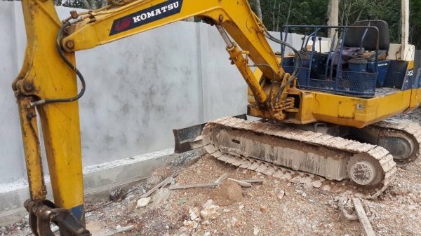 ขายรถแบคโฮ KOMATSU PC20-6 โซ่แผ่นแทรคใหม่ ราคา 200000