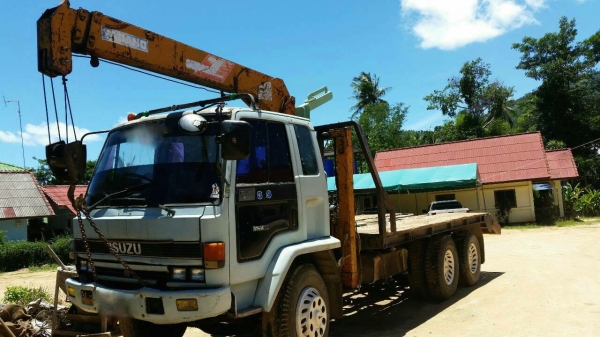 รถอีซูซุ 10 ล้อ ท้ายลาด / ติดเครน 3 ตัน.  FVZ  195 แรงม้า.   สนใจติดต่อ  081 - 6079515