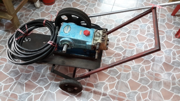 ปั้มอัดฉีดแรงดันสูงตัวใหญ่แรงๆครับ ปั้มอัดฉีดแรงดันสูงตัวใหญ่แรงๆครับ