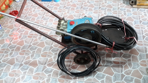 ปั้มอัดฉีดแรงดันสูงตัวใหญ่แรงๆครับ ปั้มอัดฉีดแรงดันสูงตัวใหญ่แรงๆครับ