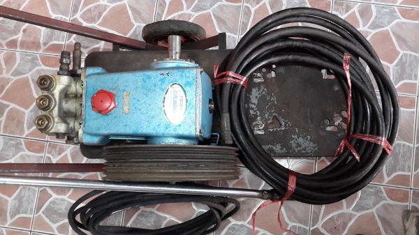 ปั้มอัดฉีดแรงดันสูงตัวใหญ่แรงๆครับ ปั้มอัดฉีดแรงดันสูงตัวใหญ่แรงๆครับ