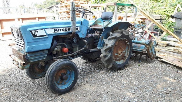 ขายรถไถยี่ห้อมิตรซูตามสภาพเครื่องเกียดีมากติดง่ายพร้อมโลตารีงดต่อรองครับ