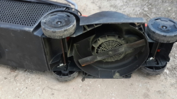 รถตัดหญ้าสนาม