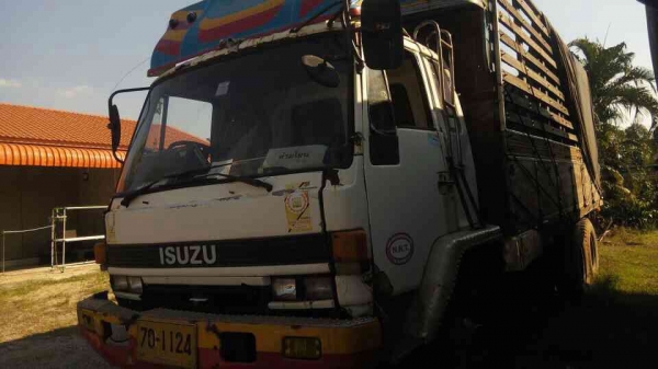 ขาย 10 ล้อ เพลาเดียว ISUZU ROCKY เครื่อง 6BG1 175 แรงม้าฝาส้ม คัสซีสวยใช้ได้ พวงมาลัยพาวเวอร์ เบรคลมดัน ทะเบียนพร้อมโอนครับ