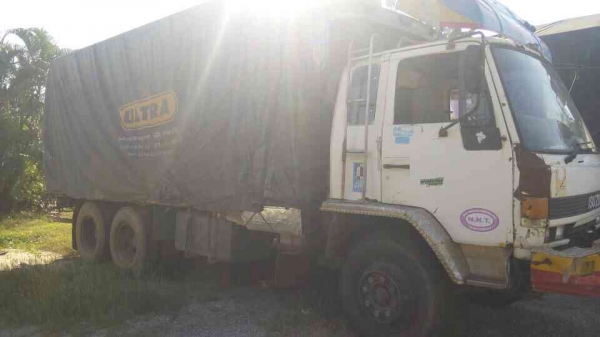 ขาย 10 ล้อ เพลาเดียว ISUZU ROCKY เครื่อง 6BG1 175 แรงม้าฝาส้ม คัสซีสวยใช้ได้ พวงมาลัยพาวเวอร์ เบรคลมดัน ทะเบียนพร้อมโอนครับ