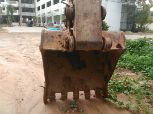 รถแม็คโค ยี่ห้อ KOMATSU รุ่น PC200 รุ่น 2 รถแม็คโค ยี่ห้อ KOMATSU รุ่น PC200 รุ่น 2