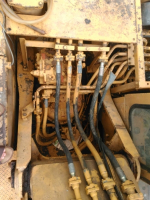 รถแม็คโค ยี่ห้อ KOMATSU รุ่น PC200 รุ่น 2 รถแม็คโค ยี่ห้อ KOMATSU รุ่น PC200 รุ่น 2