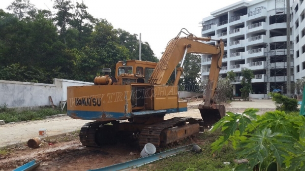 รถแม็คโค ยี่ห้อ KOMATSU รุ่น PC200 รุ่น 2 รถแม็คโค ยี่ห้อ KOMATSU รุ่น PC200 รุ่น 2