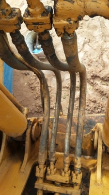 รถแม็คโค ยี่ห้อ KOMATSU รุ่น PC200 รุ่น 2 รถแม็คโค ยี่ห้อ KOMATSU รุ่น PC200 รุ่น 2