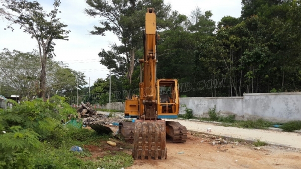 รถแม็คโค ยี่ห้อ KOMATSU รุ่น PC200 รุ่น 2 รถแม็คโค ยี่ห้อ KOMATSU รุ่น PC200 รุ่น 2