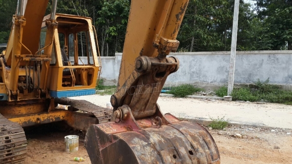 รถแม็คโค ยี่ห้อ KOMATSU รุ่น PC200 รุ่น 2 รถแม็คโค ยี่ห้อ KOMATSU รุ่น PC200 รุ่น 2