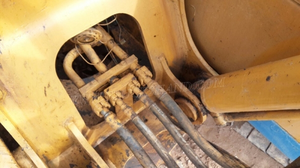 รถแม็คโค ยี่ห้อ KOMATSU รุ่น PC200 รุ่น 2 รถแม็คโค ยี่ห้อ KOMATSU รุ่น PC200 รุ่น 2