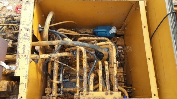 รถแม็คโค ยี่ห้อ KOMATSU รุ่น PC200 รุ่น 2 รถแม็คโค ยี่ห้อ KOMATSU รุ่น PC200 รุ่น 2