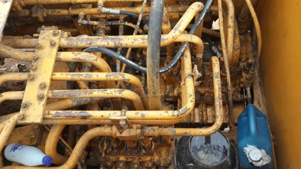 รถแม็คโค ยี่ห้อ KOMATSU รุ่น PC200 รุ่น 2 รถแม็คโค ยี่ห้อ KOMATSU รุ่น PC200 รุ่น 2