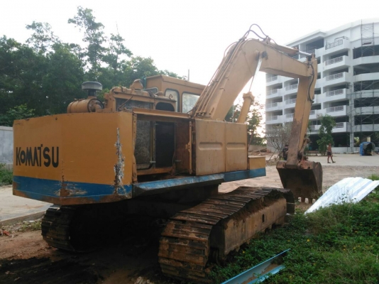 รถแม็คโค ยี่ห้อ KOMATSU รุ่น PC200 รุ่น 2 รถแม็คโค ยี่ห้อ KOMATSU รุ่น PC200 รุ่น 2