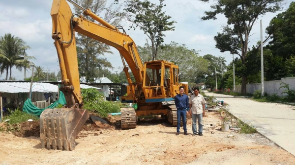 รถแม็คโค ยี่ห้อ KOMATSU รุ่น PC200 รุ่น 2 รถแม็คโค ยี่ห้อ KOMATSU รุ่น PC200 รุ่น 2