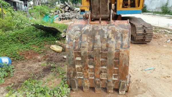 รถแม็คโค ยี่ห้อ KOMATSU รุ่น PC200 รุ่น 2 รถแม็คโค ยี่ห้อ KOMATSU รุ่น PC200 รุ่น 2