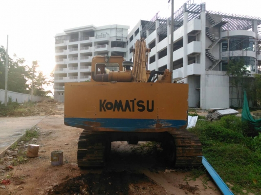 รถแม็คโค ยี่ห้อ KOMATSU รุ่น PC200 รุ่น 2 รถแม็คโค ยี่ห้อ KOMATSU รุ่น PC200 รุ่น 2
