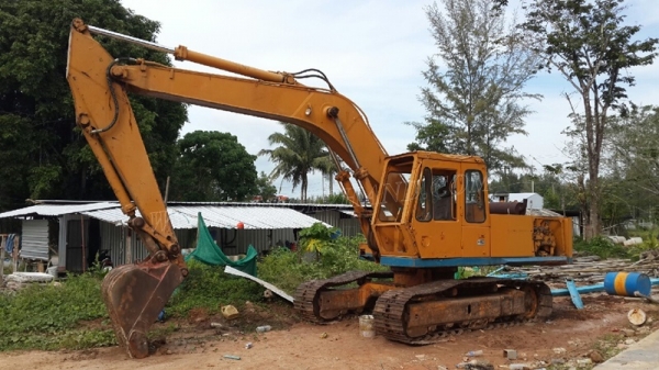 รถแม็คโค ยี่ห้อ KOMATSU รุ่น PC200 รุ่น 2 รถแม็คโค ยี่ห้อ KOMATSU รุ่น PC200 รุ่น 2