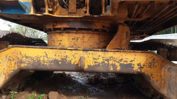 รถแม็คโค ยี่ห้อ KOMATSU รุ่น PC200 รุ่น 2 รถแม็คโค ยี่ห้อ KOMATSU รุ่น PC200 รุ่น 2